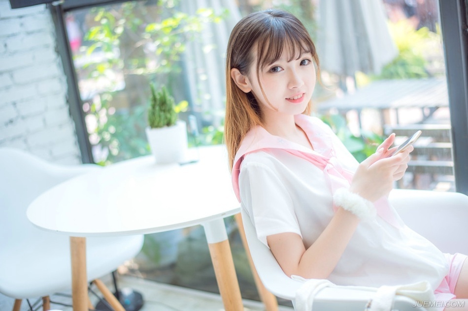 刘璝径直闯入刘璋的后院儿，询问了几个婢女家丁之后，便找到了刘璋的所在，都已经日上三竿，快到午时了，这时候竟然还在卧房，莫非真是身体不适？